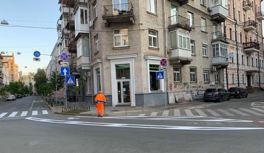 Нова дорожна розмітка для водіїв та велосипедистів у Києві