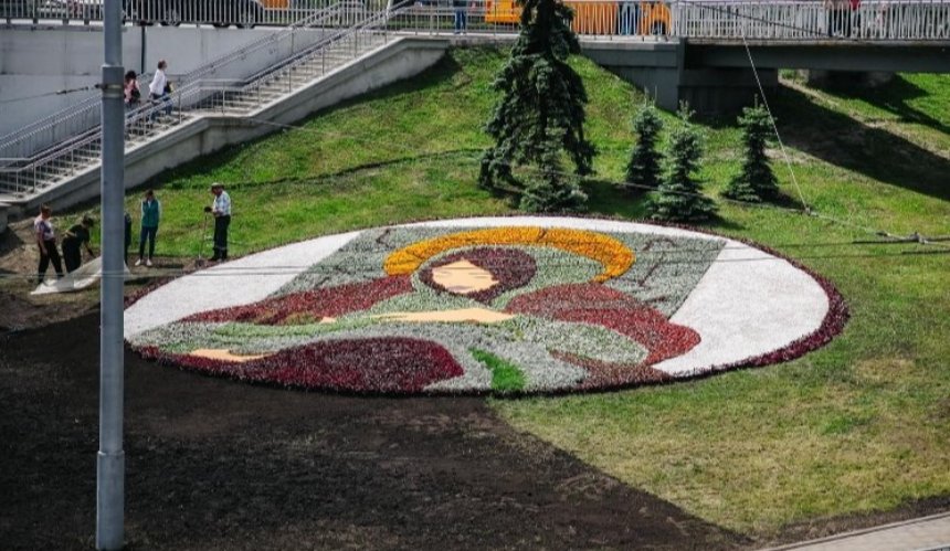 Конкурс на найкращу патріотичну композицію із квітів у Києві