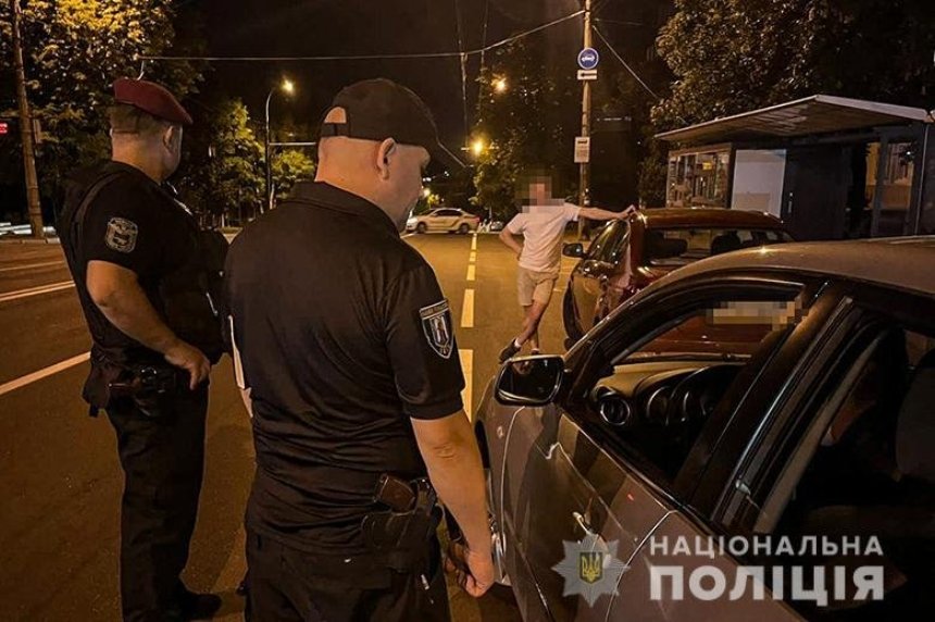 Поліція Києва видає повістки у військкомат під час рейдів нічними клубами