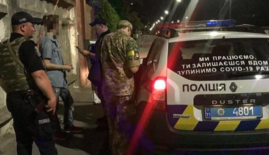 Поліція Києва видає повістки під час рейду нічними клубами