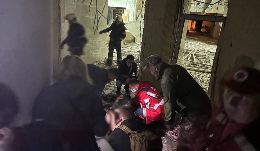 Під час нічного обстрілу Києва троє осіб загинули біля зачиненого укриття