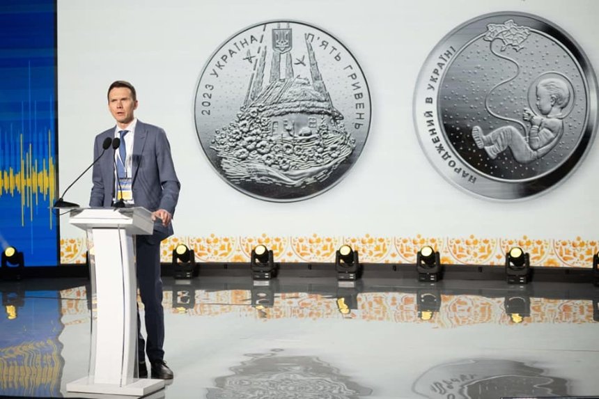 НБУ випустив нову монету з малюком Народжений в Україі, як виглядає нова монета з малюком-космонавтом