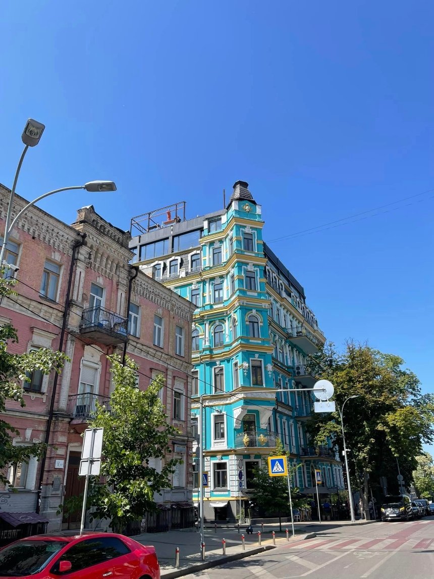 В центрі Києва в історичному будинку надбудовують надбудову: фото, відео 