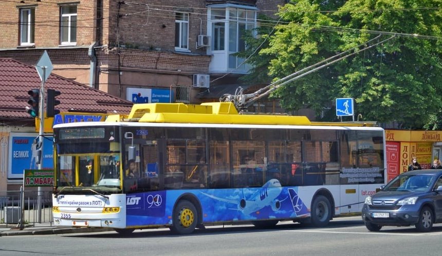 Випив літр пива: у Києві водій тролейбуса возив пасажирів на підпитку