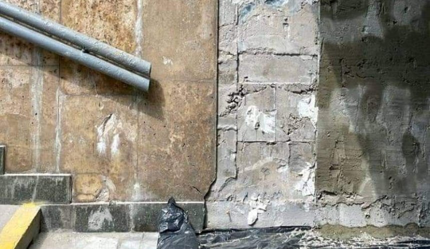 У Києві в підземному переході біля метро "Університет" міняють оригінальний камінь травертин на гранітну "цвинтарну" плитку.