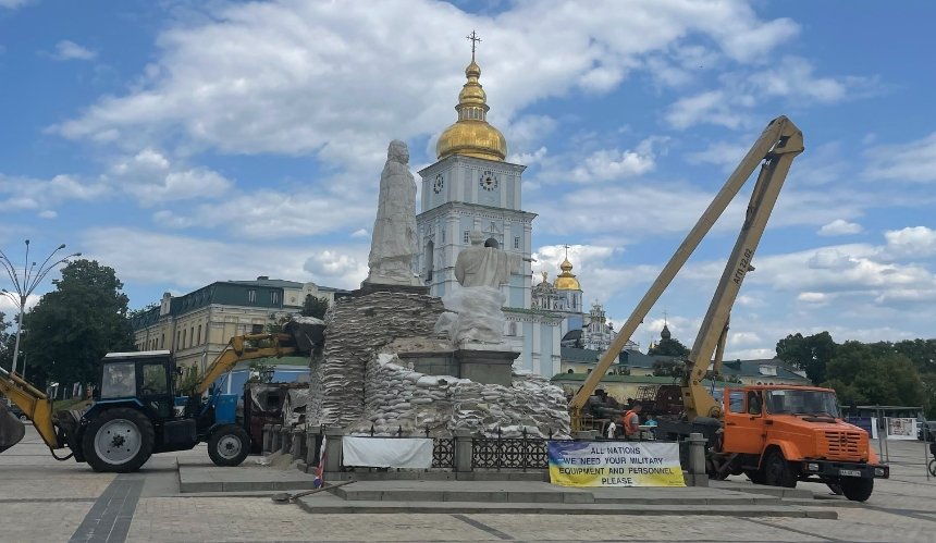 У Києві на Михайлівській площі відкрили пам'ятник княгині Ольги, який закривали від ракет