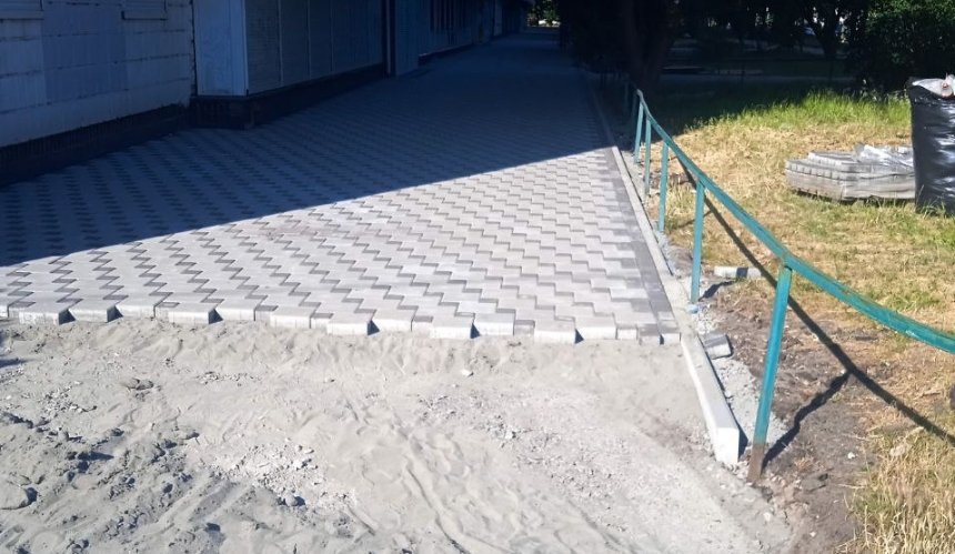 Без велодоріжки та з "епілептичною" плиткою: як ремонтують вулицю Ентузіастів на Русанівці (фото)
