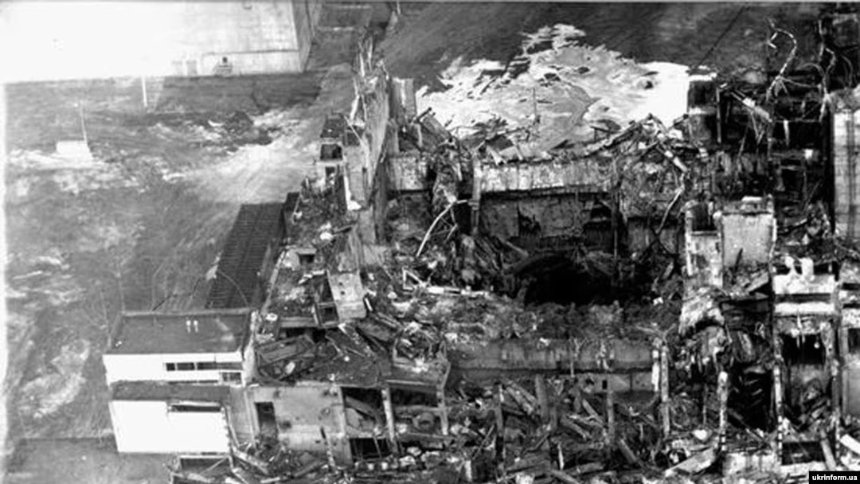 Один із перших знімків зруйнованого реактора ЧАЕС, квітень 1986