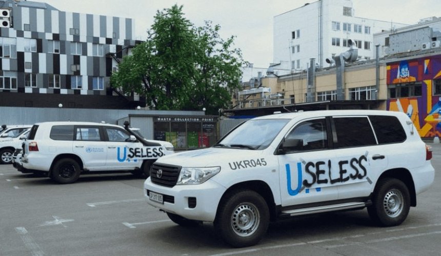 На автівках ООН у Києві з’явилися плакати із написом Useless: фото