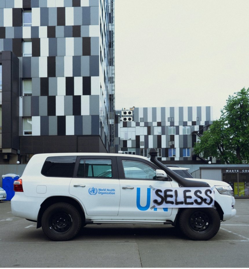 На позашляховики ООН в Києві наклавши плакати USELESS