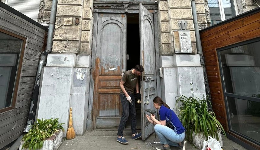 В Києві відреставрують історичні двері: фото