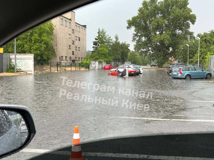 Затоплені автівки на вулицях Києва через дощ сьогодні, 10 червня 2023