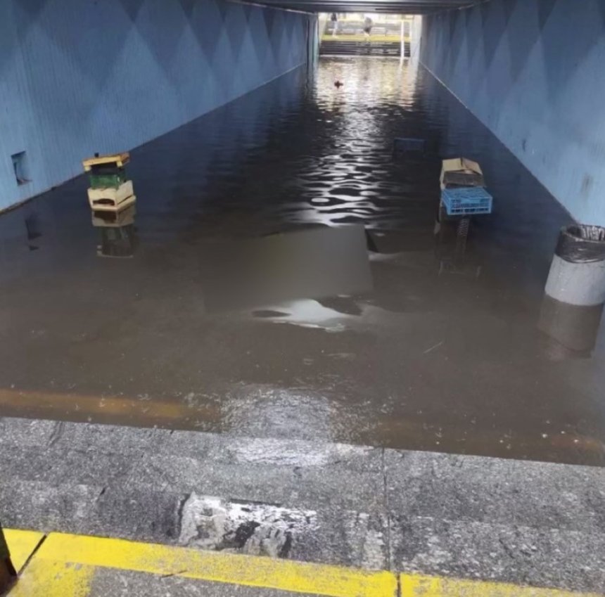 Затоплений перехід через зливу в Києві сьогодні, 10 червня 2023 року