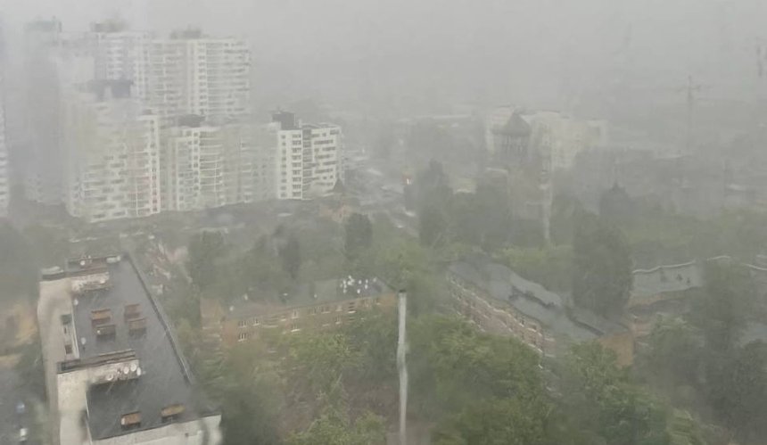 Київ накрила потужна злива з градом: фото