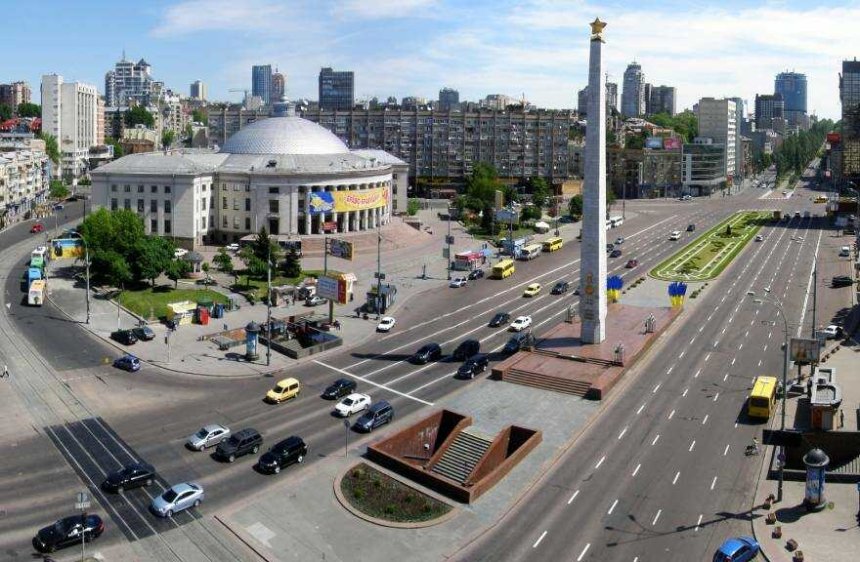 Постамент біля Цирку в Києві, де катаються скейтери
