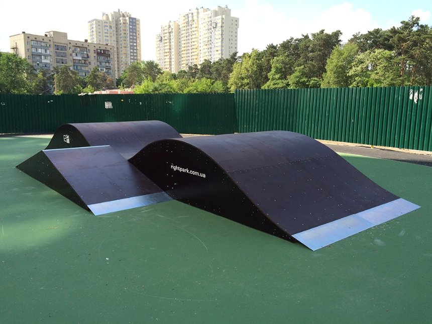 Зона для катання на скейті в ЖК "Паркові озера" в Києві