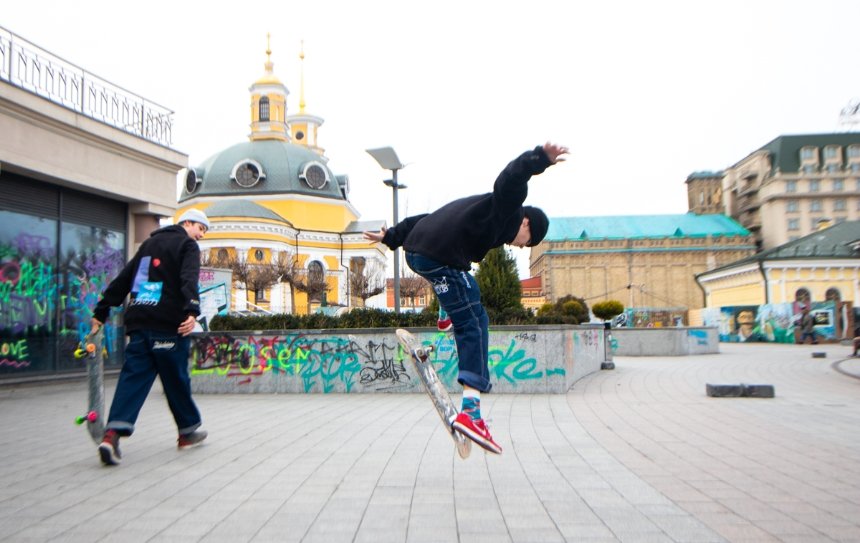 Скейтери на Поштовій площі в Києві
