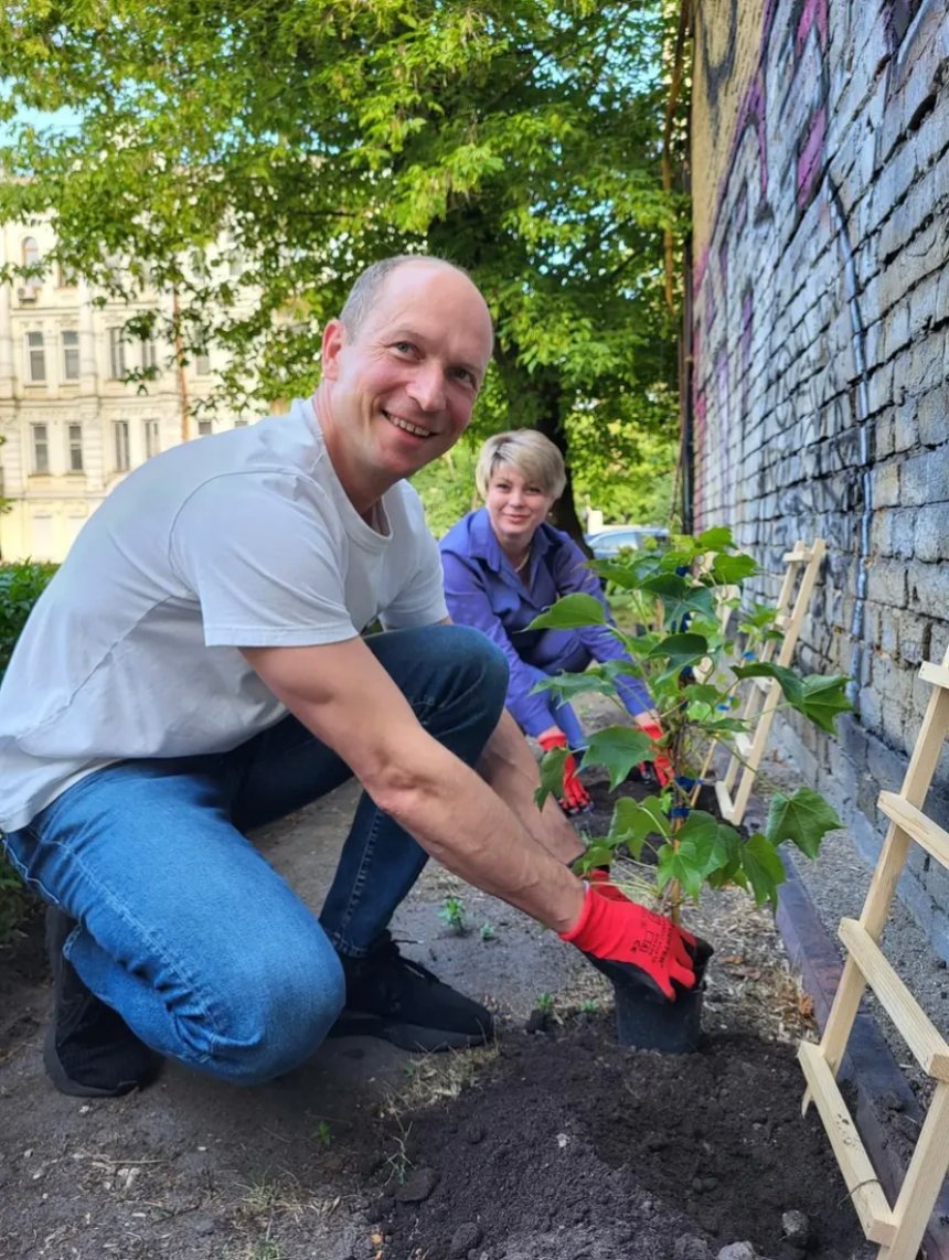 У рамках ініціативи "Місто живих стін" в одному з дворів Голосіївського району висадили першу партію саджанців винограду