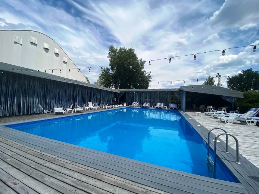 Лаунж-бар з басейном THE SHAKA BAR у Києві