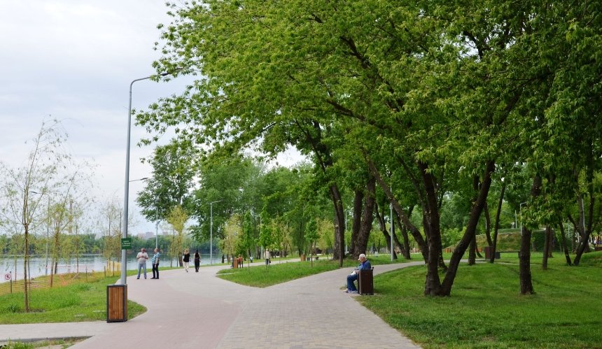 У парку "Прибережний" в Дарницькому районі скоро запрацюють ліхтарі та вбиральні