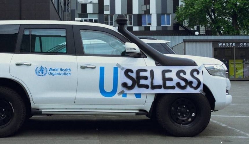 Активіста, який наклеїв на авто ООН в Києві напис Useless, викликали до суду