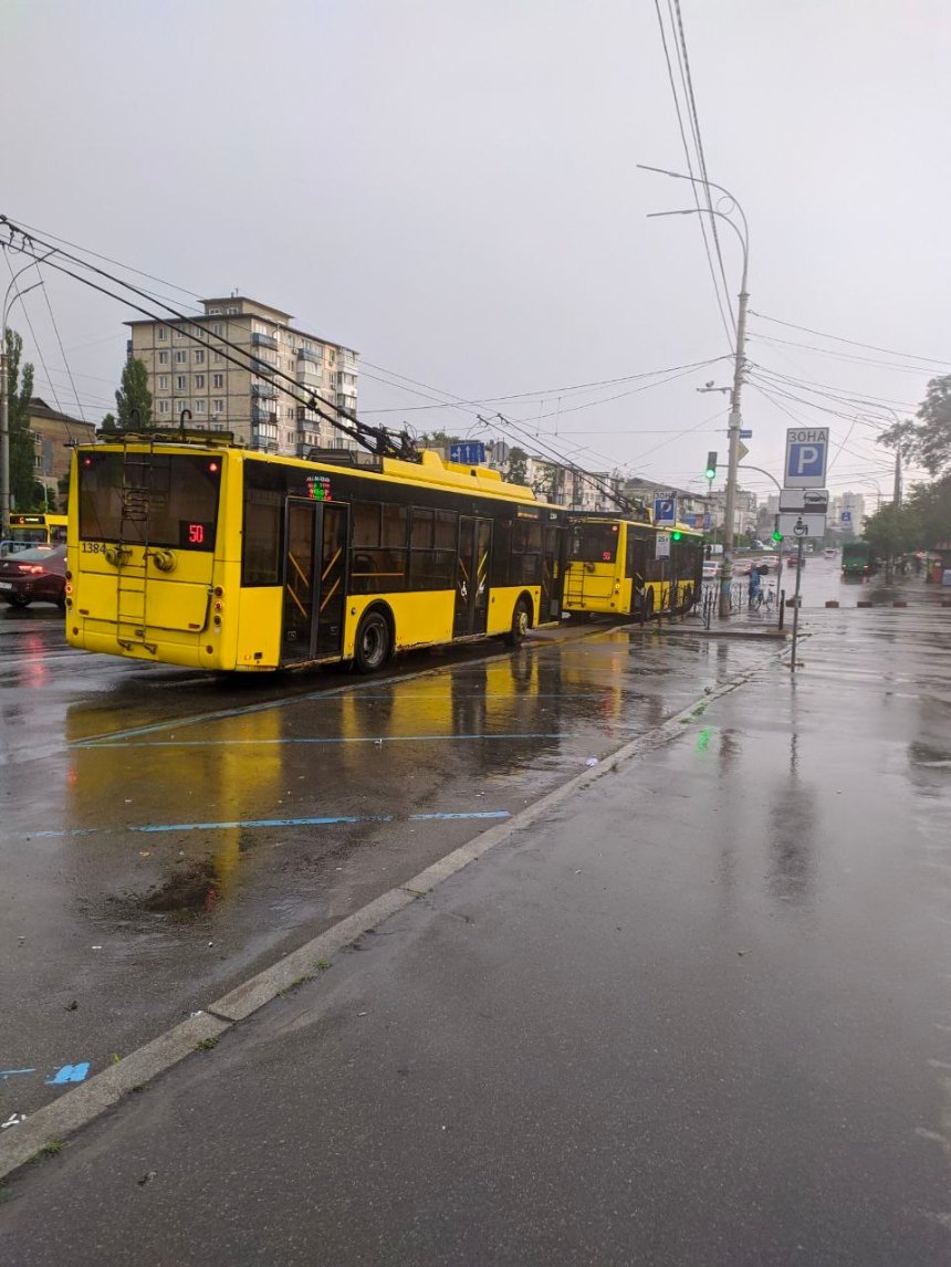 У Києві під час зливи зупинявся електротранспорт