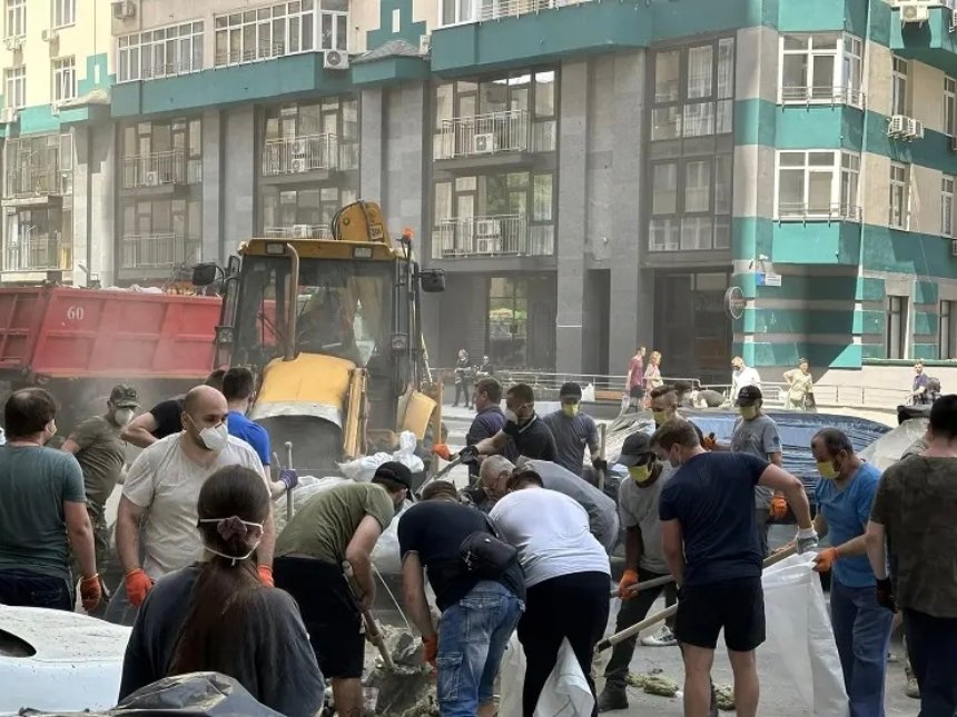 Кияни розчищають територію будинку, куди 24 червня влучив уламок російської ракети