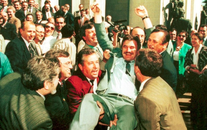 Після голосування в Раді 28 червня 1996 року на руках носять одного з авторів Конституції депутата Михайла Сироту