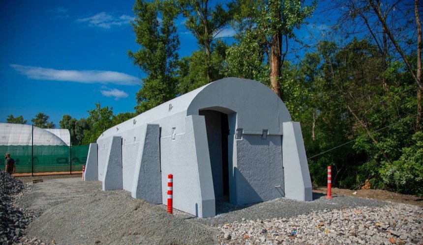 У Києві встановили перше мобільне укриття із бетону: фото