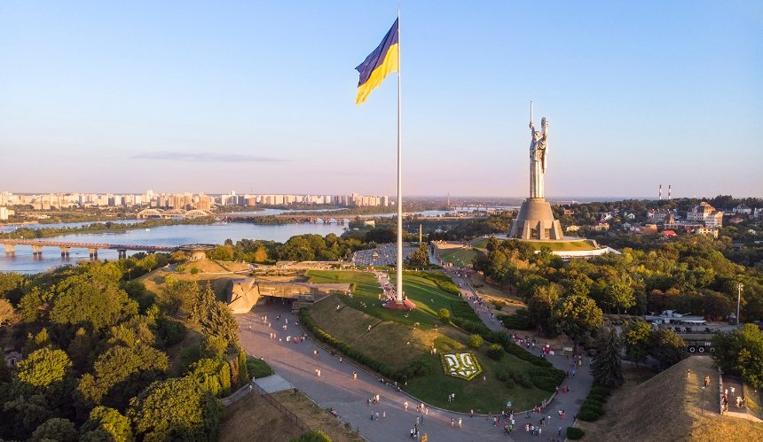 У Києві міняють головний стяг України