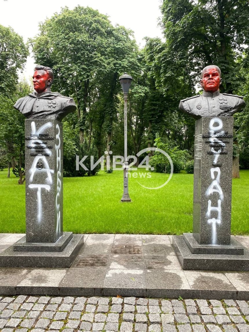 Написи "кат" та "окупант" на пам’ятниках Павла Рибалки й Івана Черняховського