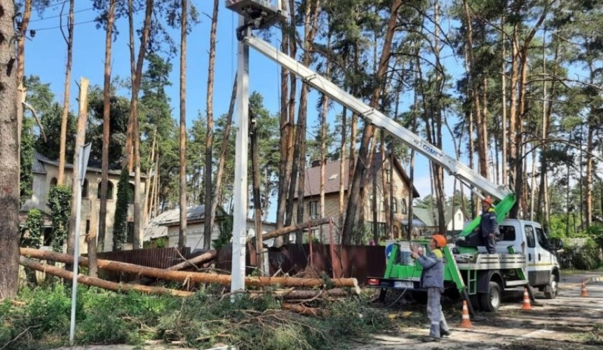 На Київщині часткові відключення світла через негоду