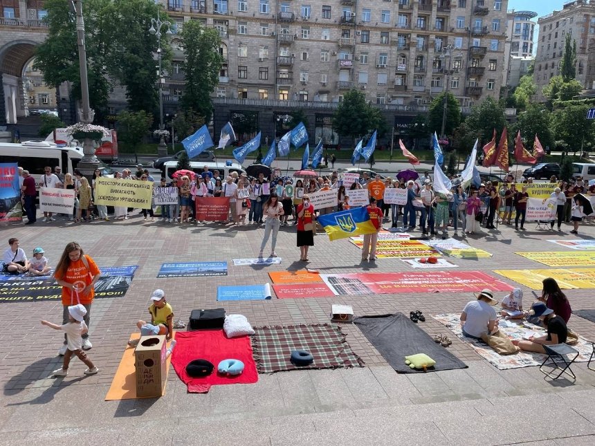 Сьогодні, 5 червня, у Києві біля КМДА відбувся мітинг інвесторів, які вимагали добудувати ЖК Lake House на Оболоні.