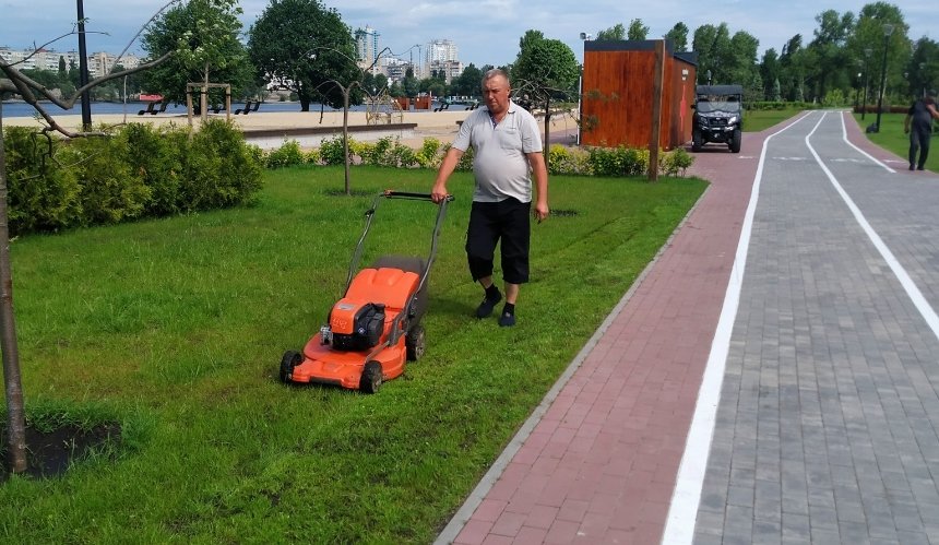 На Оболонському острові біля мост-хвилі знищили популяцію червонокнижних квітів