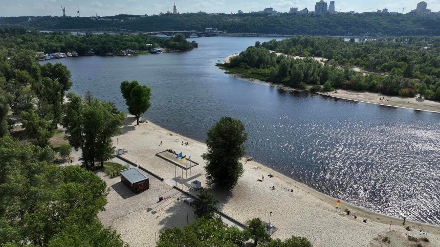 ​ ​Розповідаємо, чи перетворився пляж Молодіжний на смітник та в якому стані територія біля берега