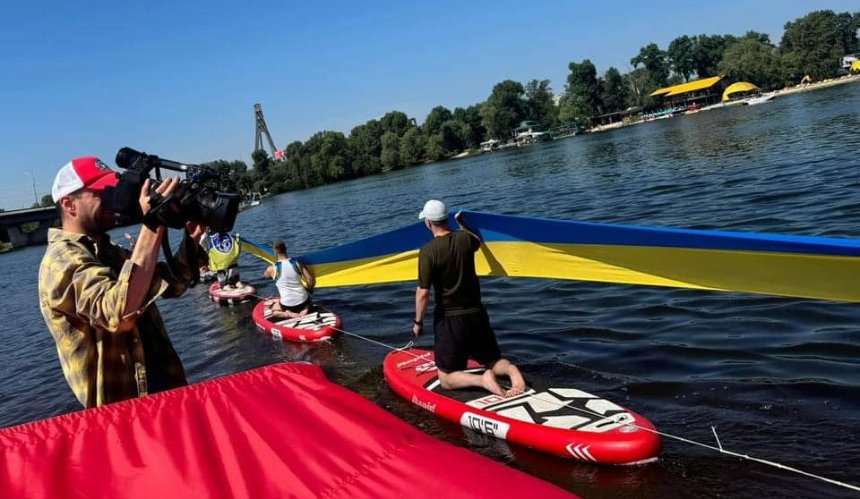 Рекорд України — найдовший стяг розгорнули у Києві над Дніпром