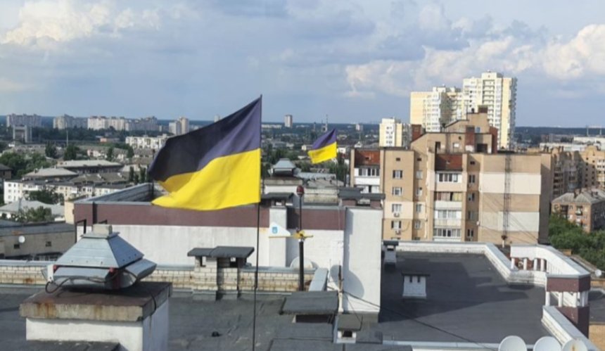 У Дарницькому районі на будинках встановлюють державні прапори: фото