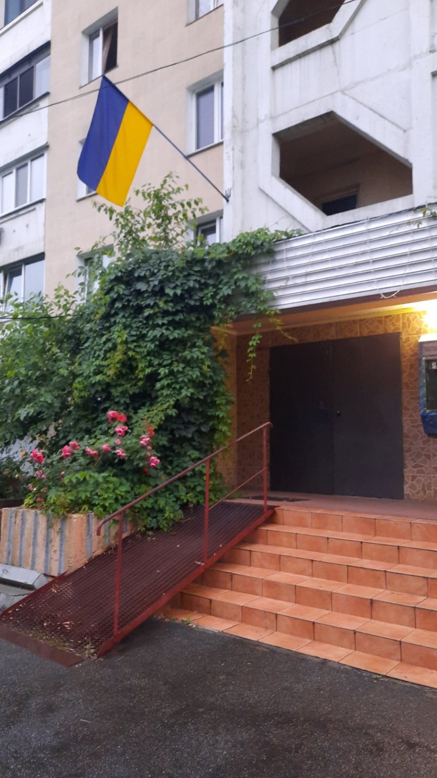 У Дарницькому районі на будинках встановлюють державні прапори