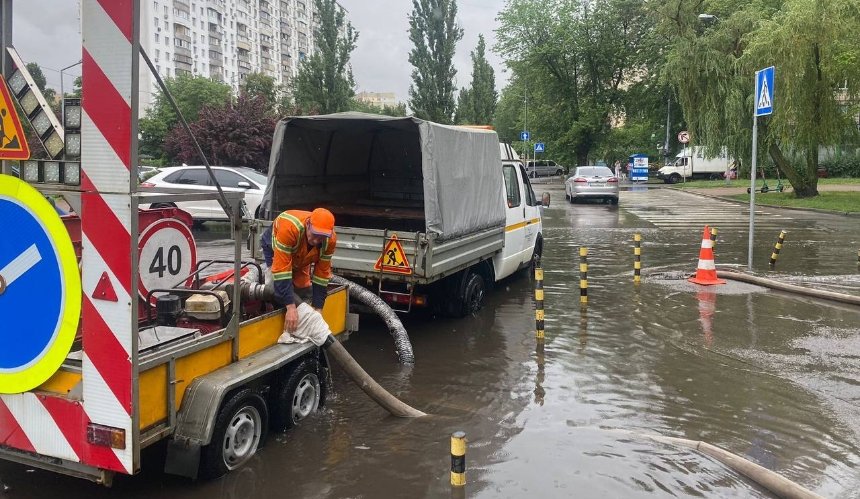 Ліквідація наслідків негоди у Києві: де ще тривають роботи