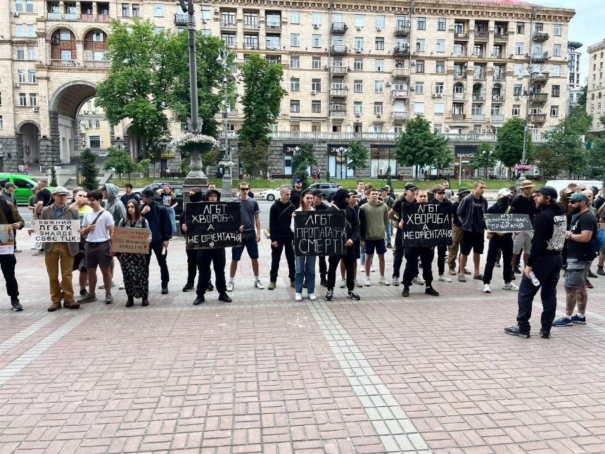 Під КМДА відбувся мітинг проти Маршу Рівності та ЛГБТ