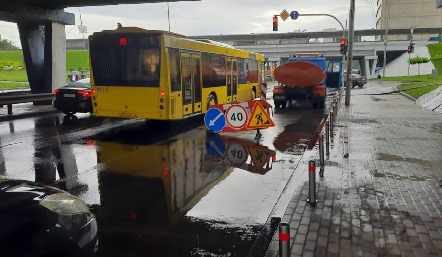 Комунальники ліквідовують наслідки зливи у Києві: де підтопило вулиці