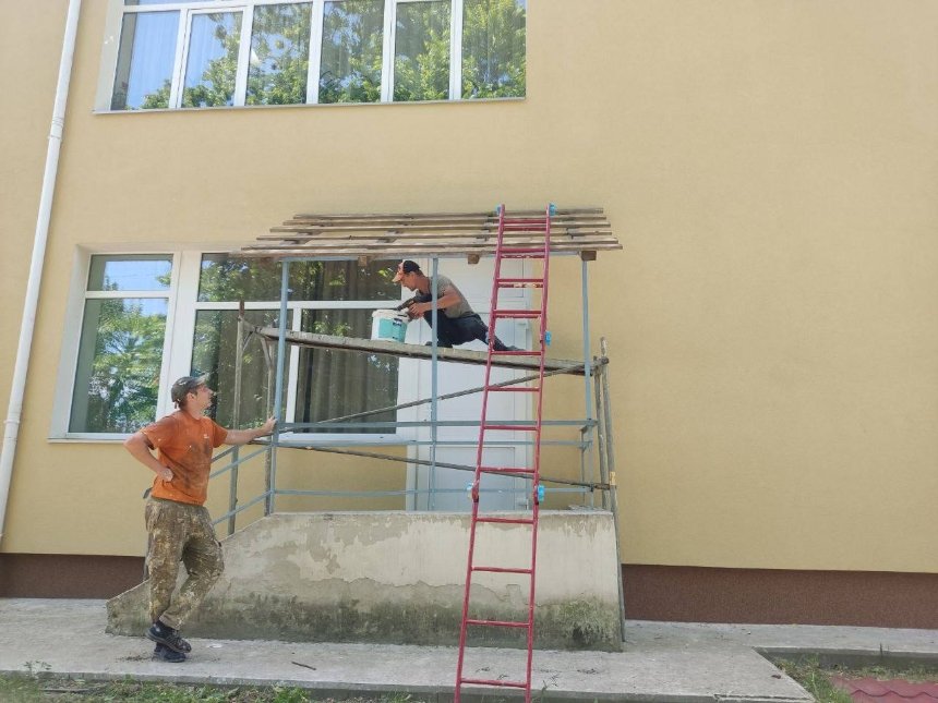 На Київщині відновлюють ліцей, який пошкодили під час артилерійського обстрілу: фото