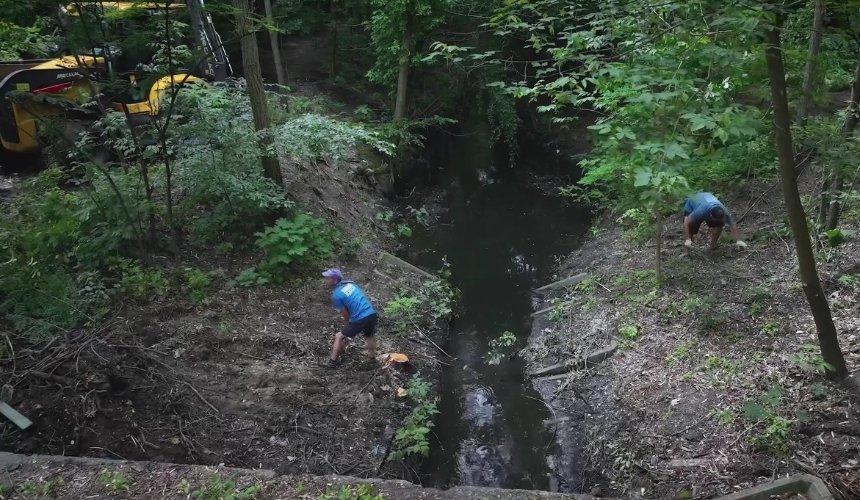 Як розчищають Північно-Дарницький канал у Києві: відео