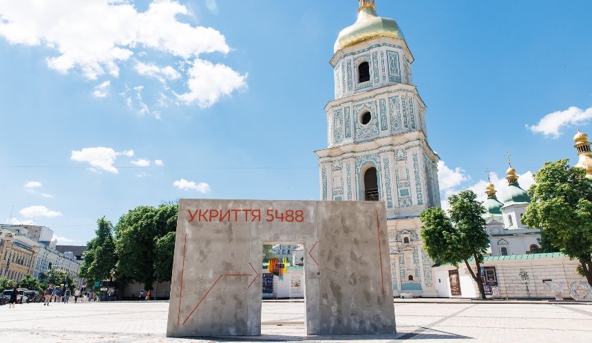 На Софійській площі встановили інсталяцію “Укриття від нетерпимості”: про що ініціатива