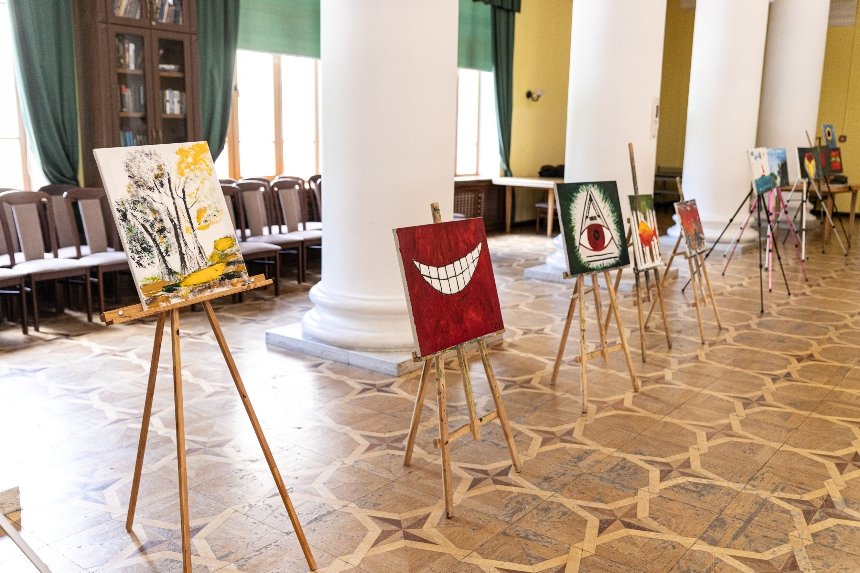 У Колонній залі КМДА відкрили виставку картин ветеранів ЗСУ: фото