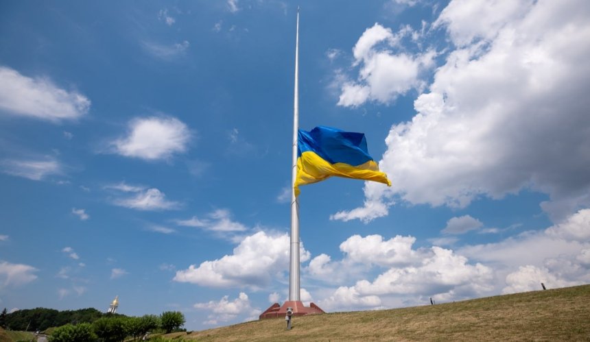 Через техобслуговування флагштока в Києві знімуть головний прапор України: деталі