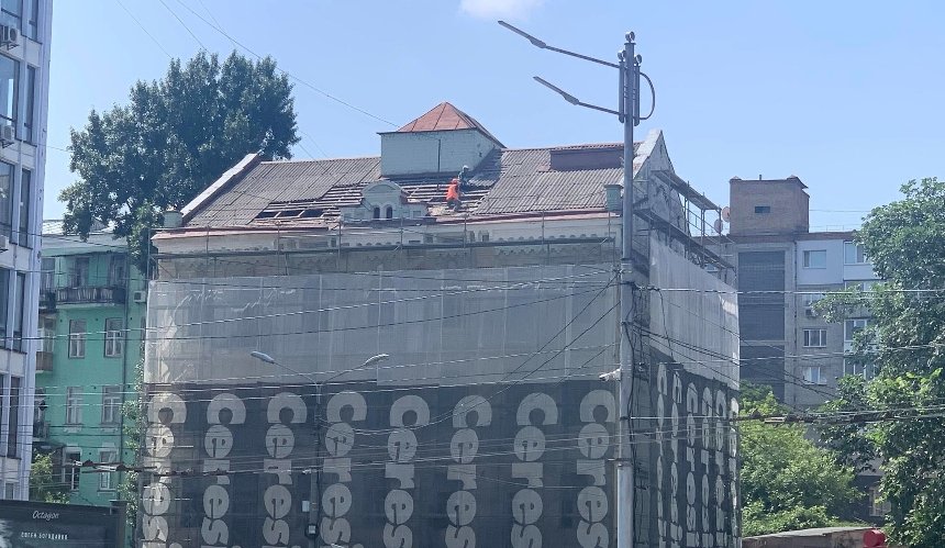 У Києві розбирають дах історичного будинку Баршаха поблизу Палацу Спорту