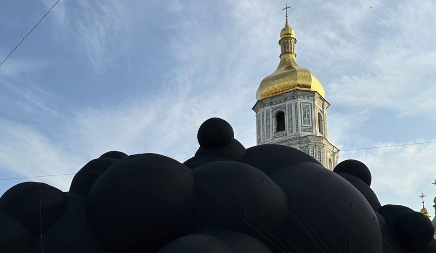 У Києві представили інсталяцію "Black Cloud" для Burning Man