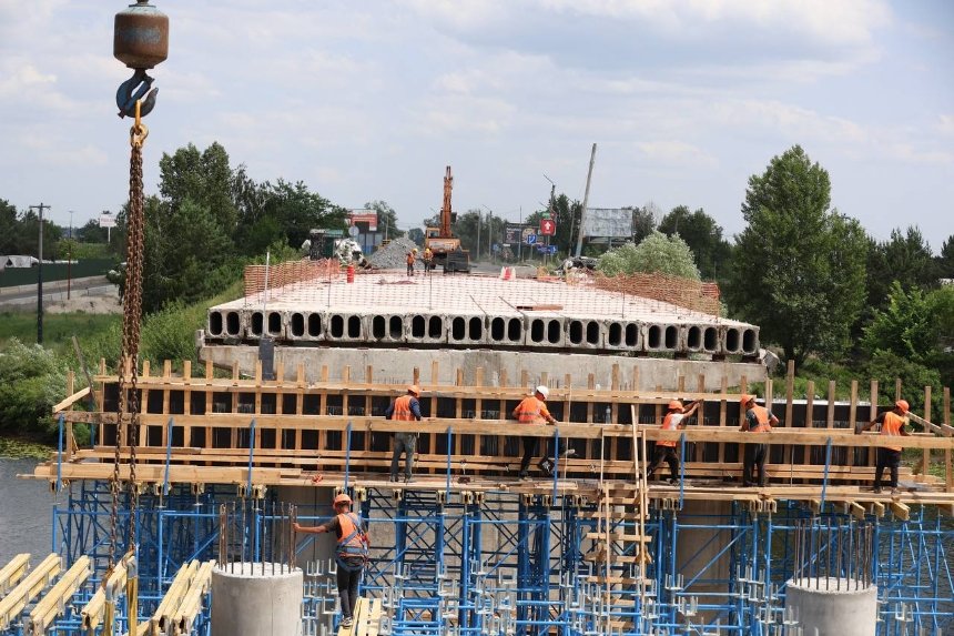 На Київщині відновлюють ще один міст, пошкоджений на початку повномасштабної війни: фото