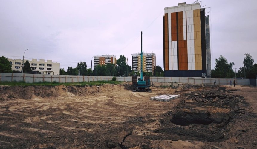 У Бородянці на Київщині зводять нову багатоповерхівку на місці зруйнованої: фото